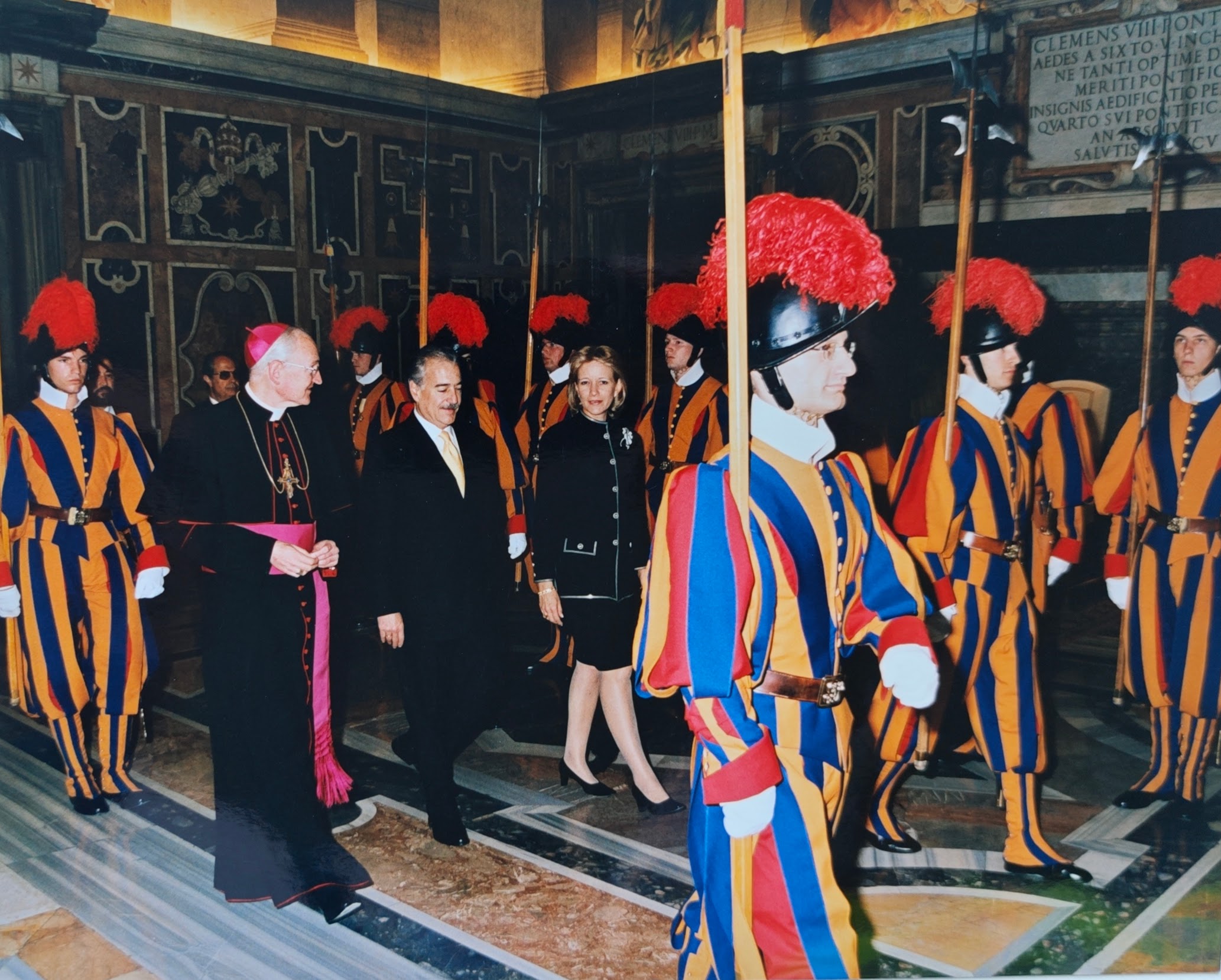 Calle de Honor con la Guardia Suiza, visita oficial Vaticano. Marzo 20,1999.