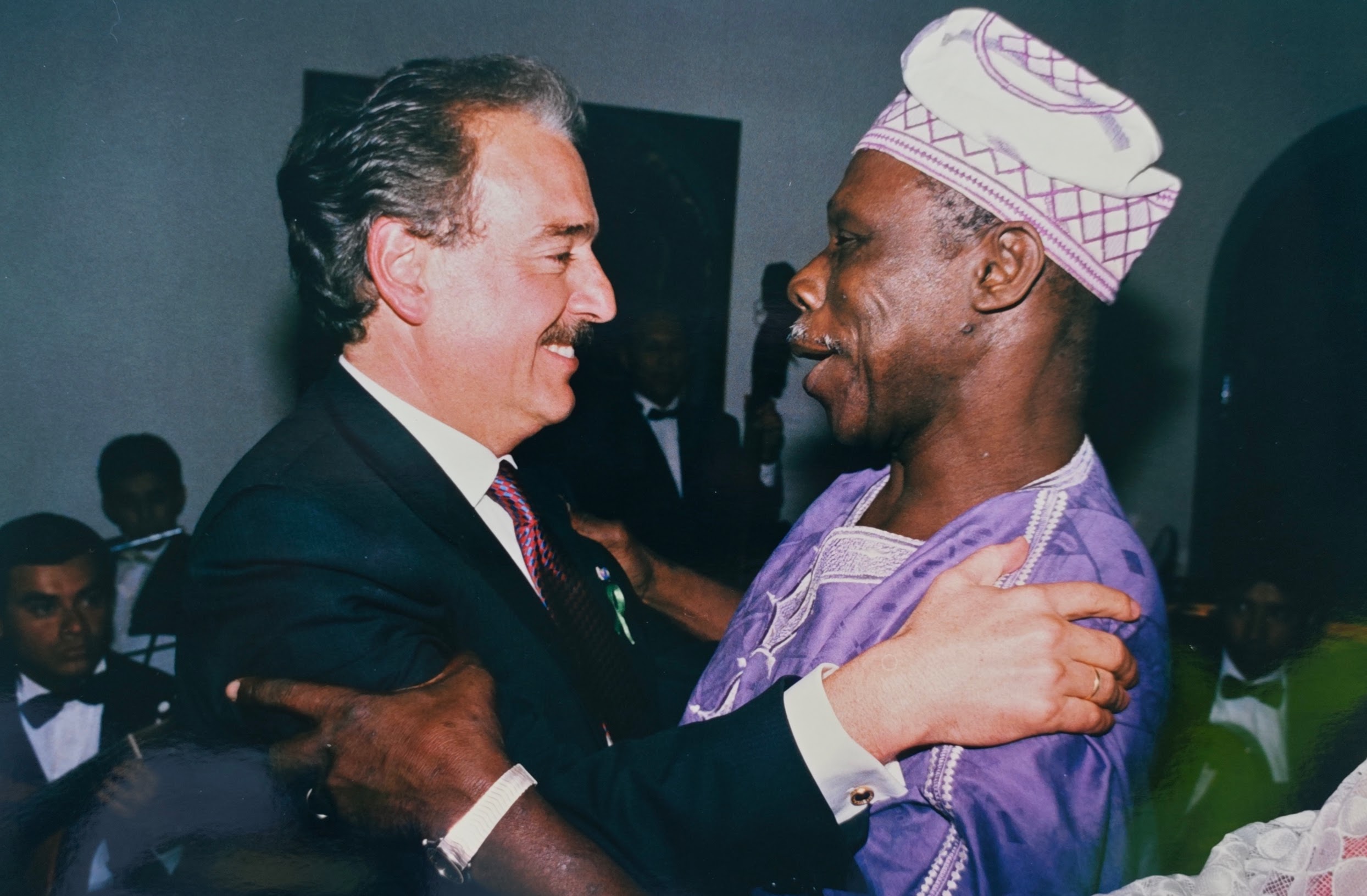 Con el Ex Presidente de Nigeria Olusegun Obasanjo el dia de mi posesión. Bogotá, Agosto 7,1998.