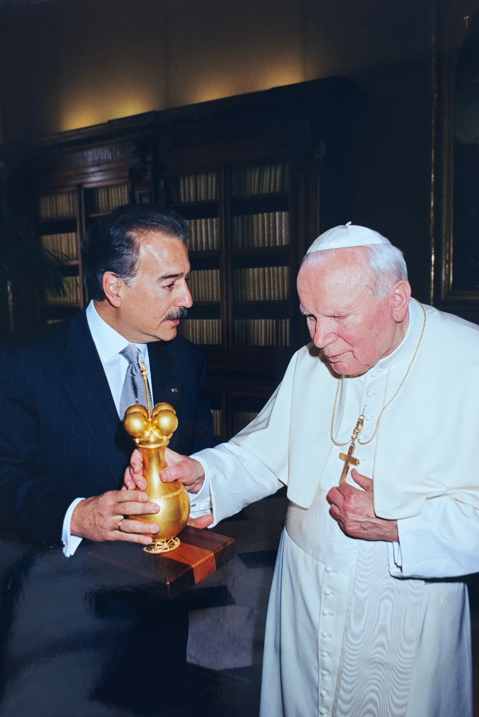 Entrega de regalo al Papa Juan Pablo Segundo. Vaticano, Marzo 20,1999.