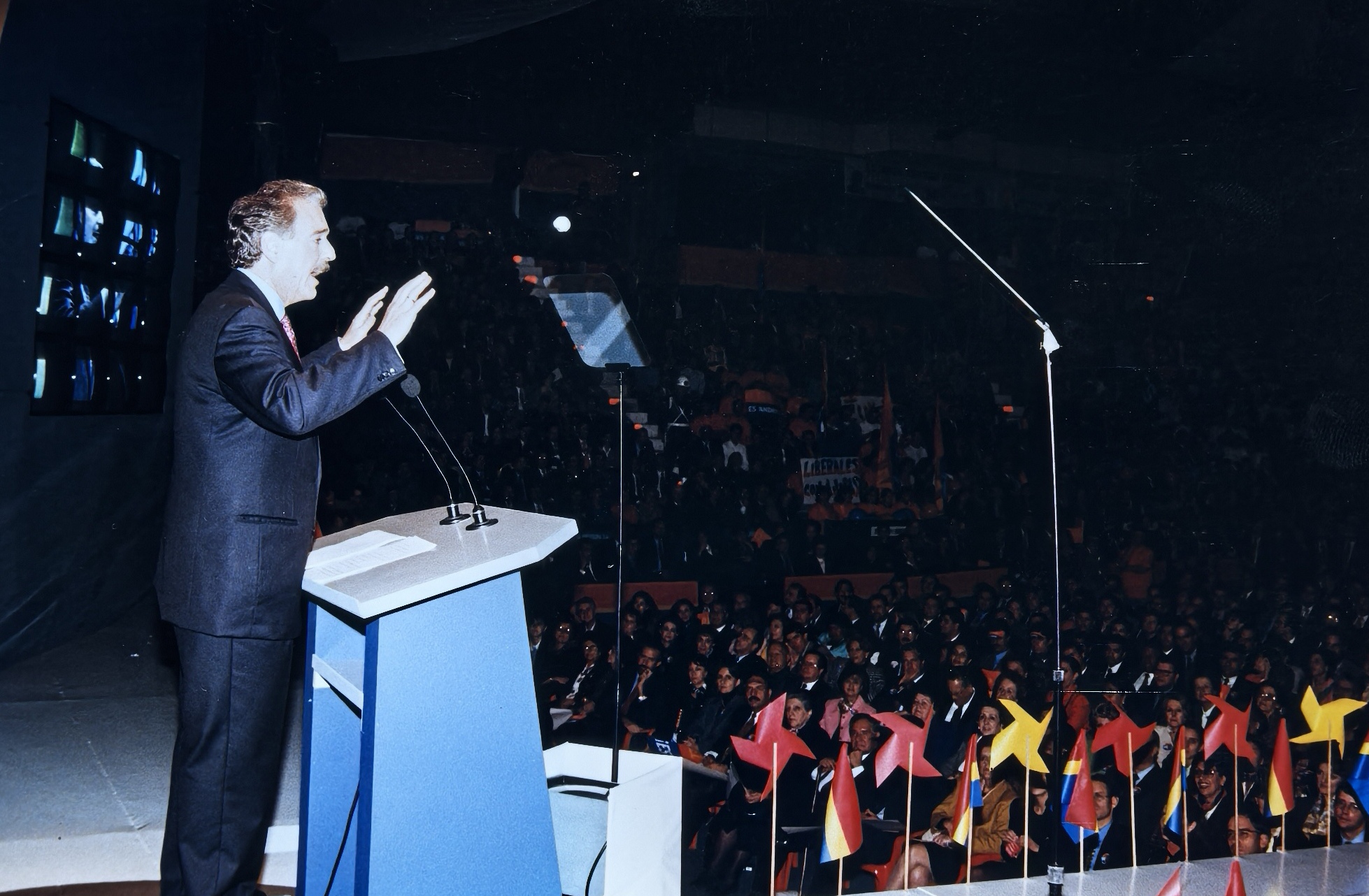 Discurso de campaña presidencial ante convención multitudinaria. 1998