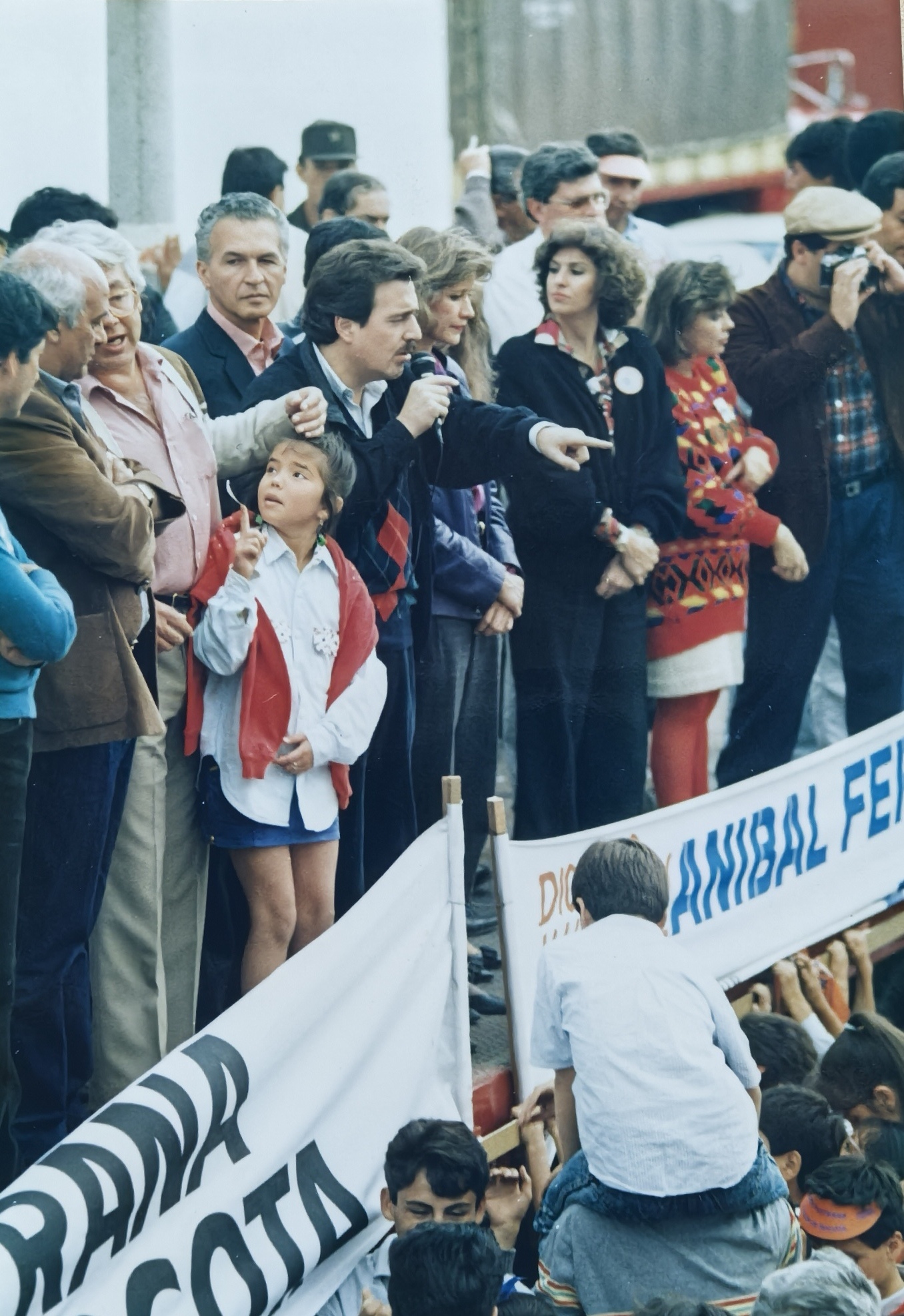 Discurso de campaña en tarima popular con niñas y simpatizantes. Bogotá, 1988