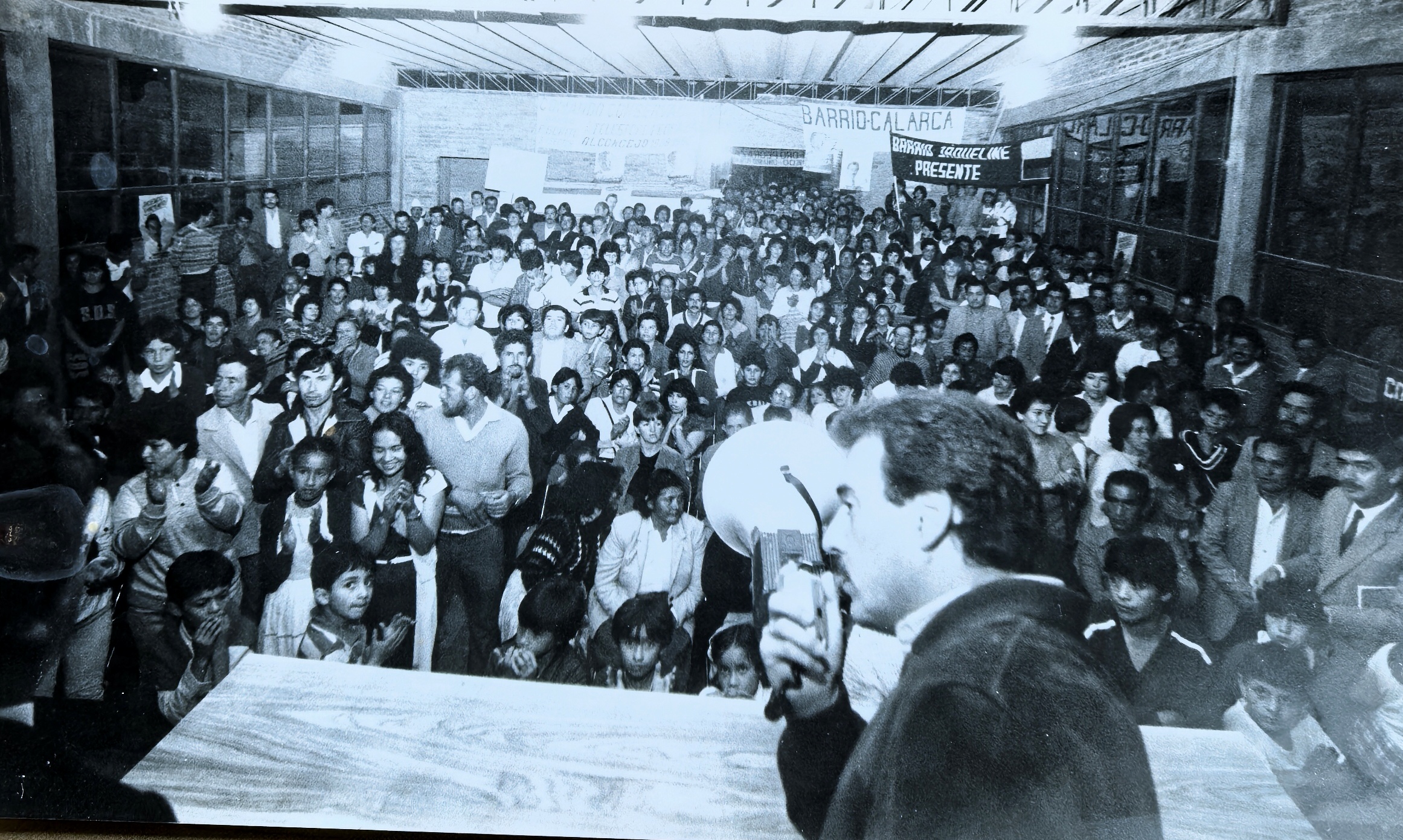 Discurso con megáfono ante líderes comunitarios del Barrio Calarcá y Barrio Jacqueline. Bogotá, 1988