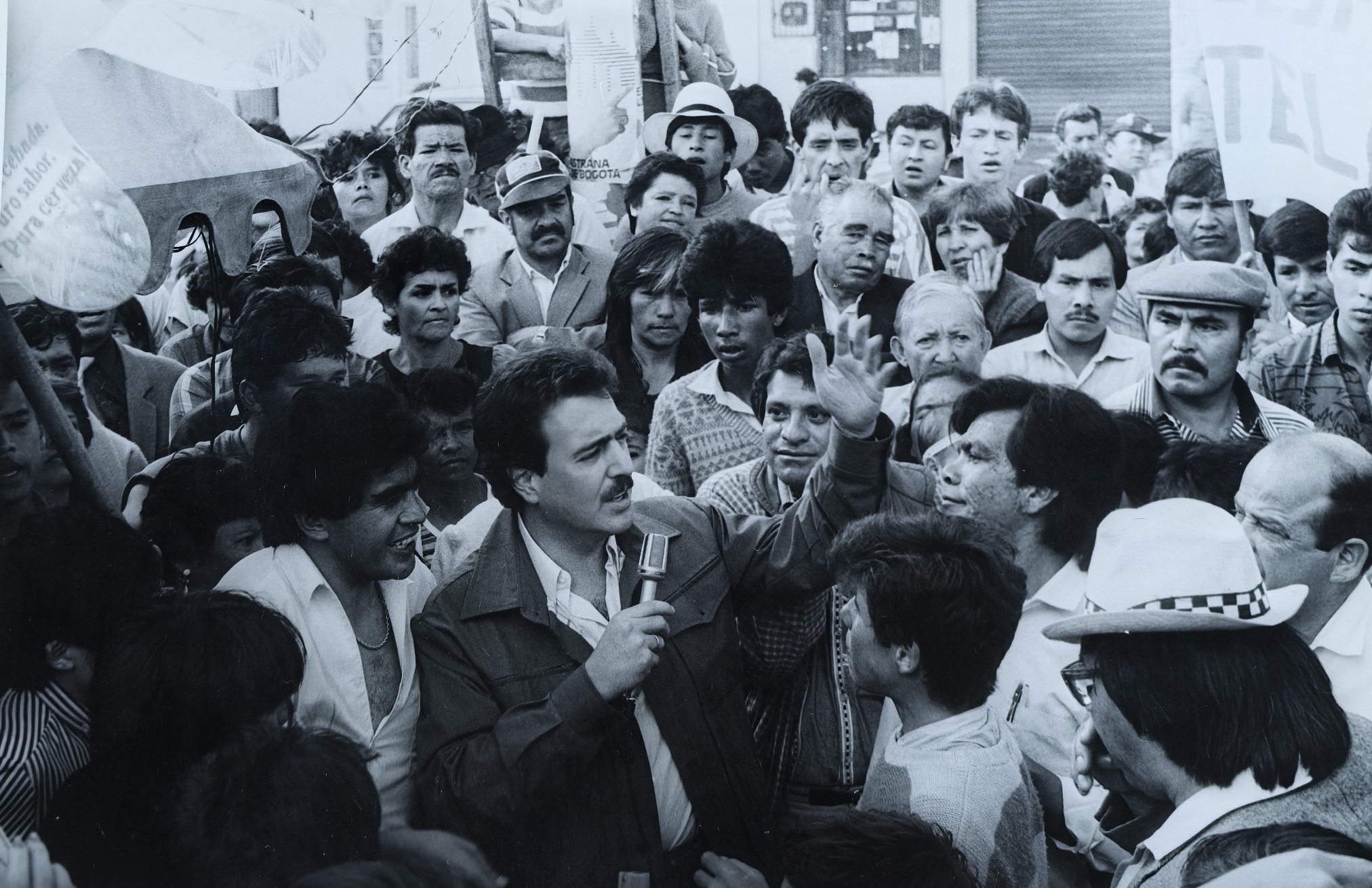 Discurso a la ciudadanía en concurrida plaza de mercado y vía pública. Bogotá, 1988