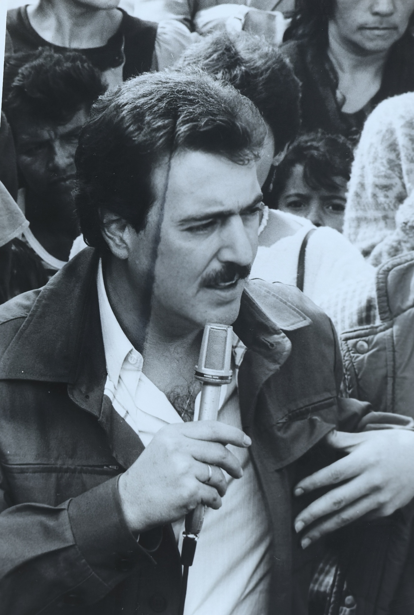 Discurso de campaña con micrófono ante simpatizantes en acto barrial. Bogotá, 1988