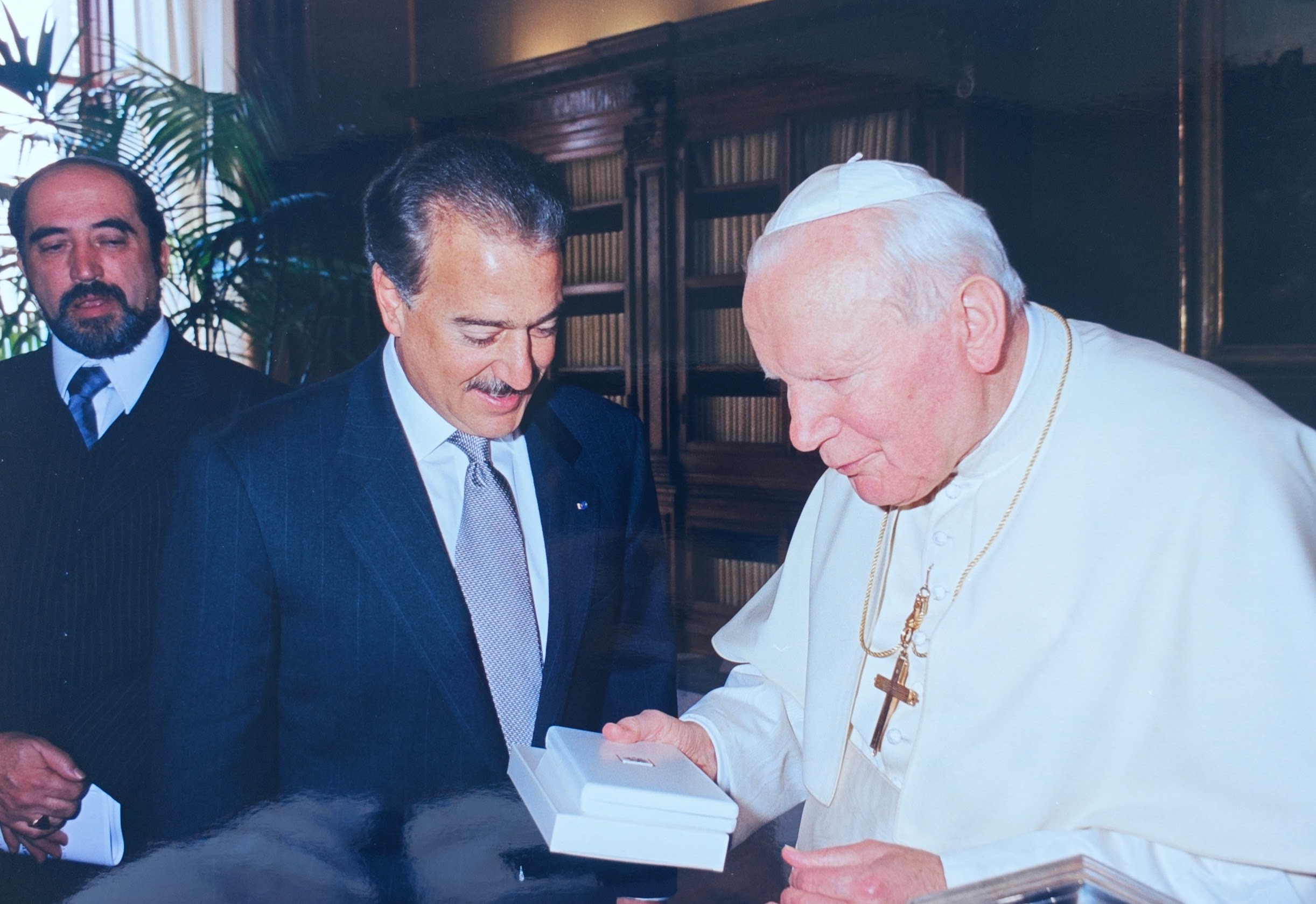 Intercambio de regalos con el Papa Juan Pablo Segundo. Vaticano, Marzo 20,1999.
