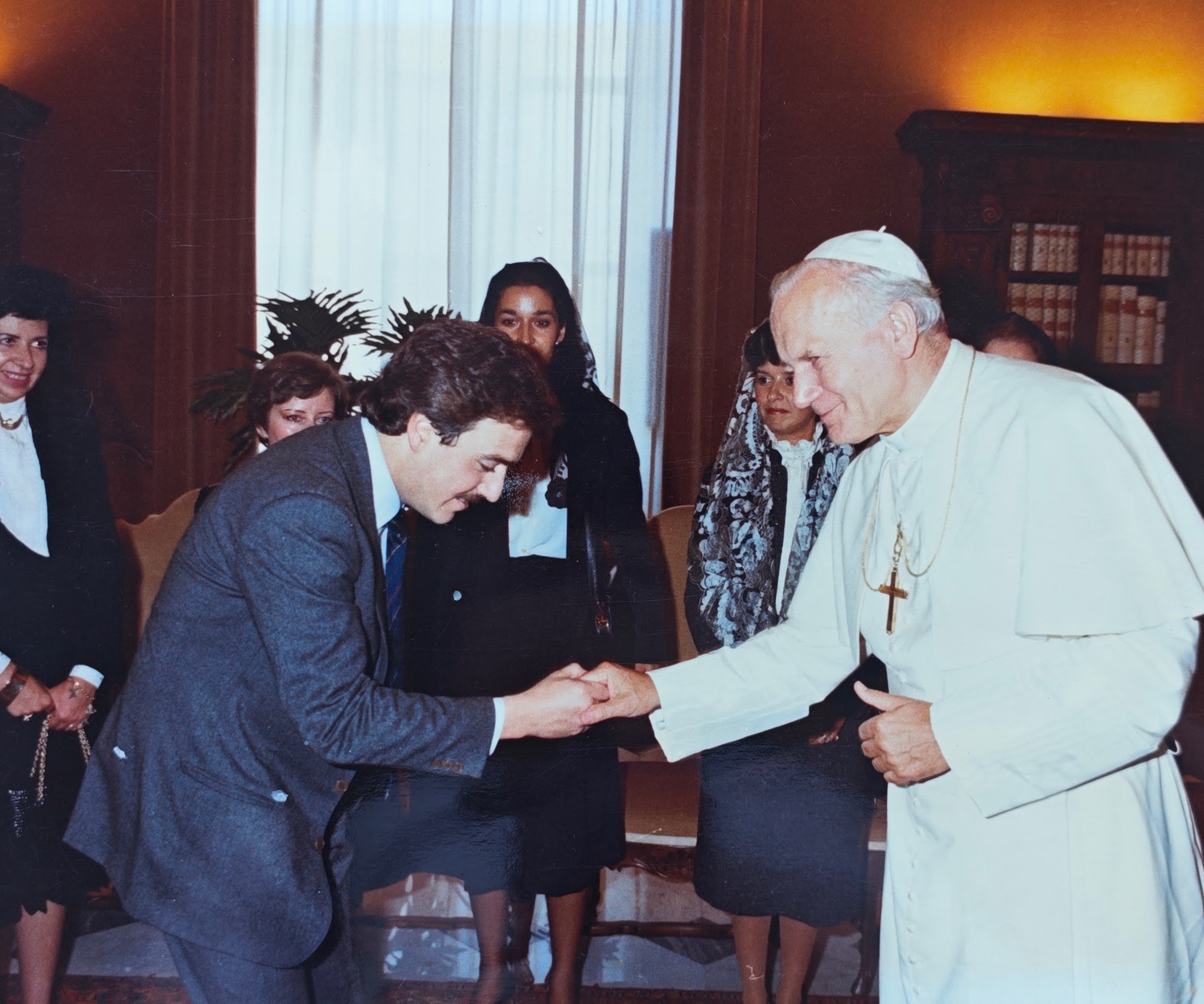 Saludando al papa Juan Pablo Segundo. Vaticano, Junio,1986.